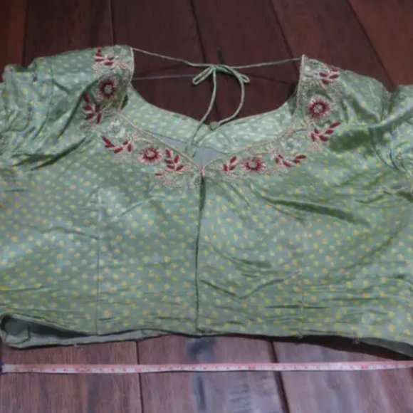 green and red sari with marble detail - Picture 2 of 3